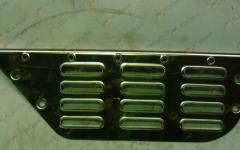 Подножка металлическая верхняя правая HOWO WG1642230019/2