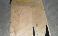 Стекло двери неподвижное левое HOWO WG1642350003