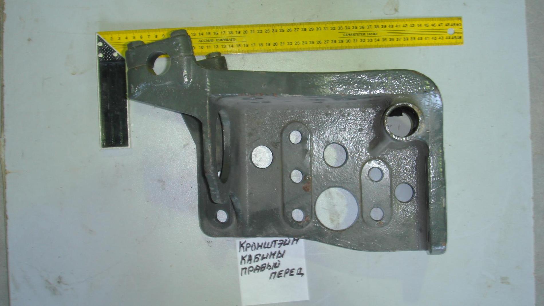 Кронштейн кабины правый передний (симметричный левому) HOWO AZ1642430042