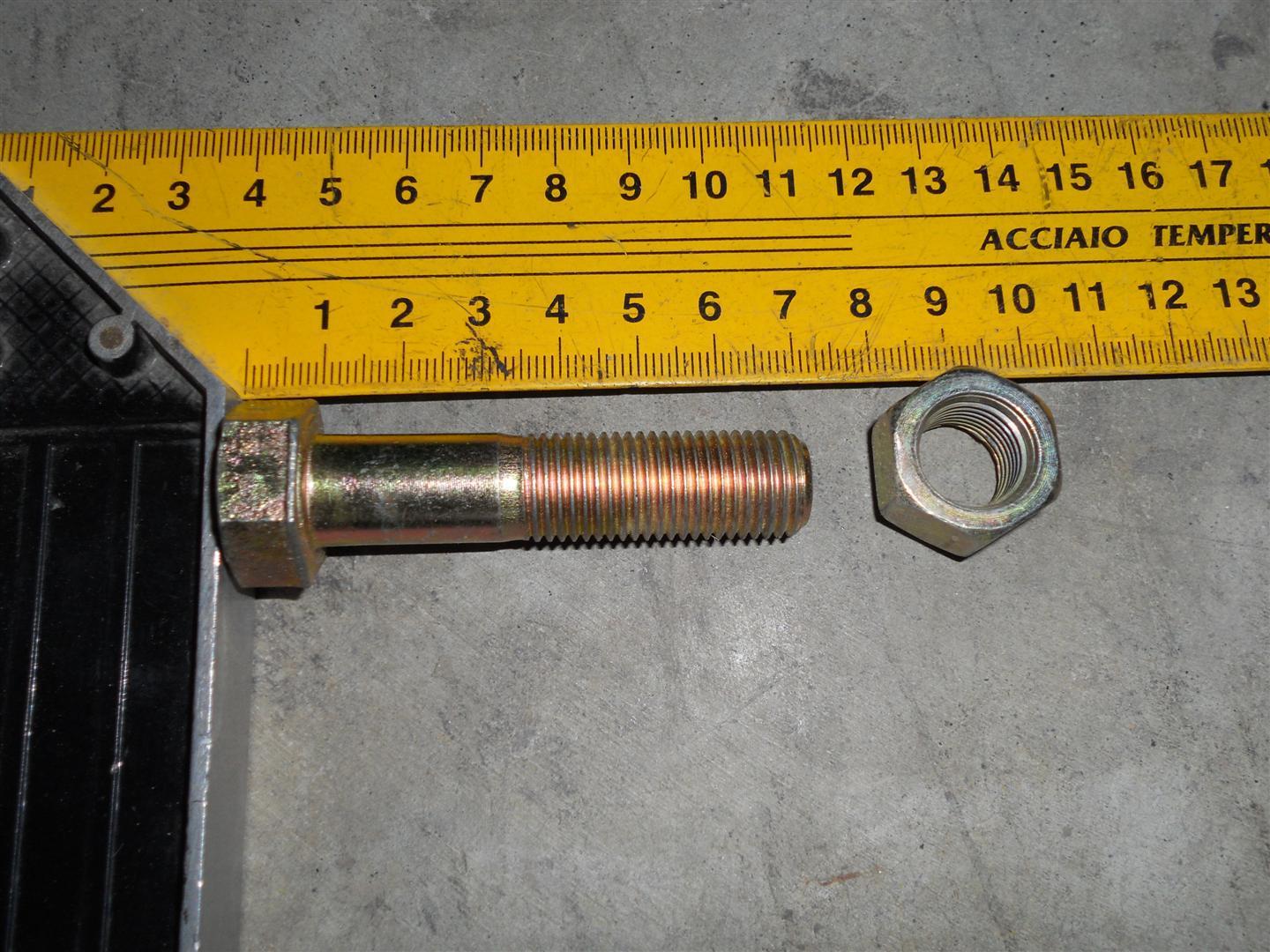 Болт верхний переднего амортизатора кабины HOWO Q1841470