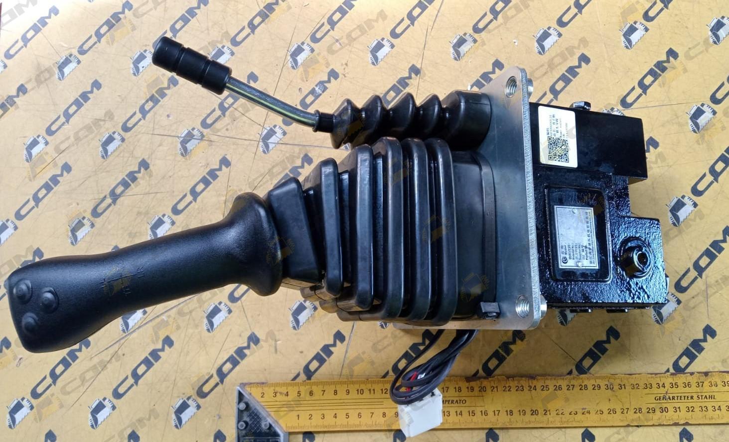 Клапан управления гидравлической системой 3-х секционный (джойстик) LG833B XDF3-00