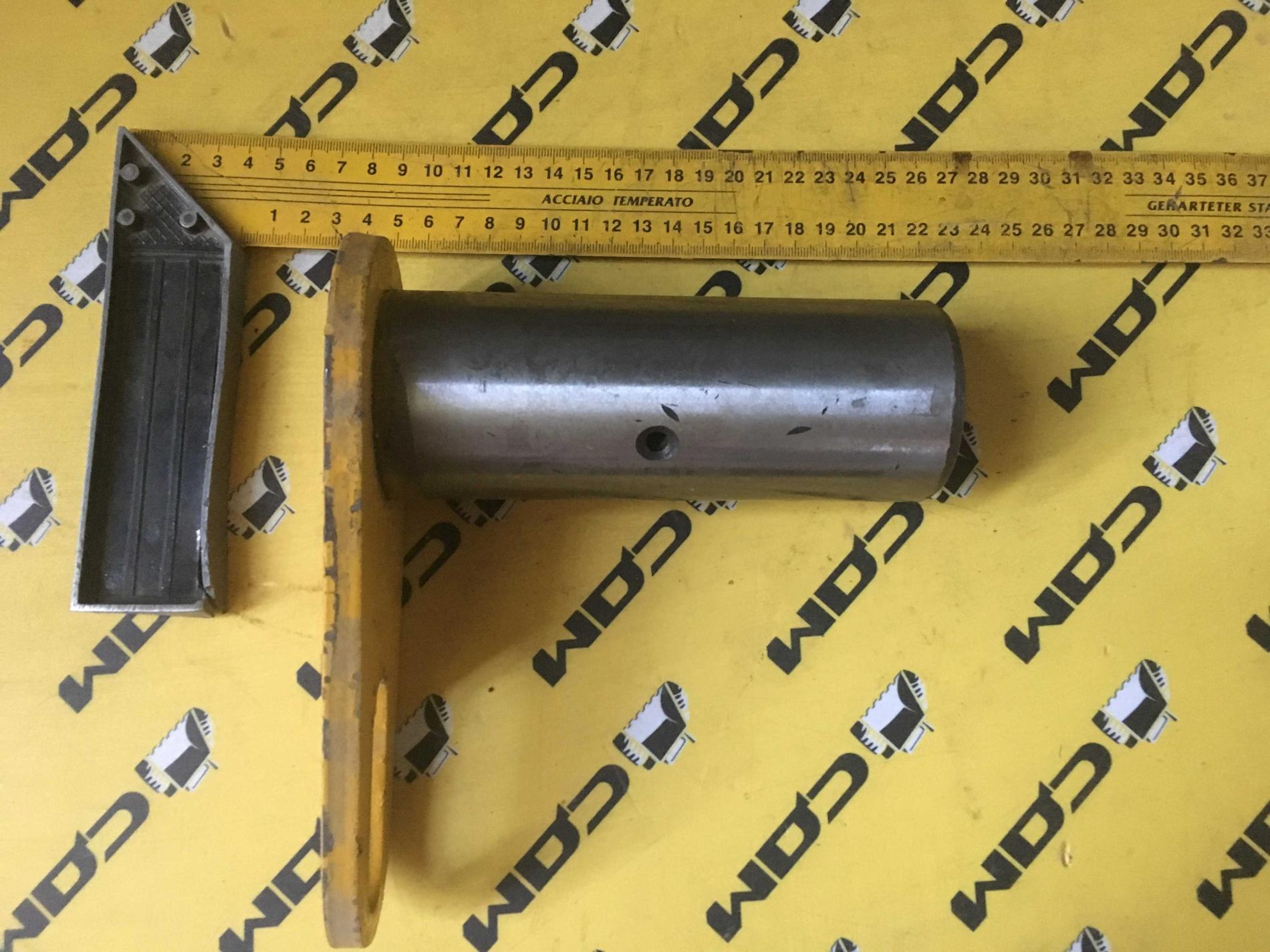 Палец крепления цилиндра ковша к раме D=60 L=170 CDM833 LG30F.10l.04