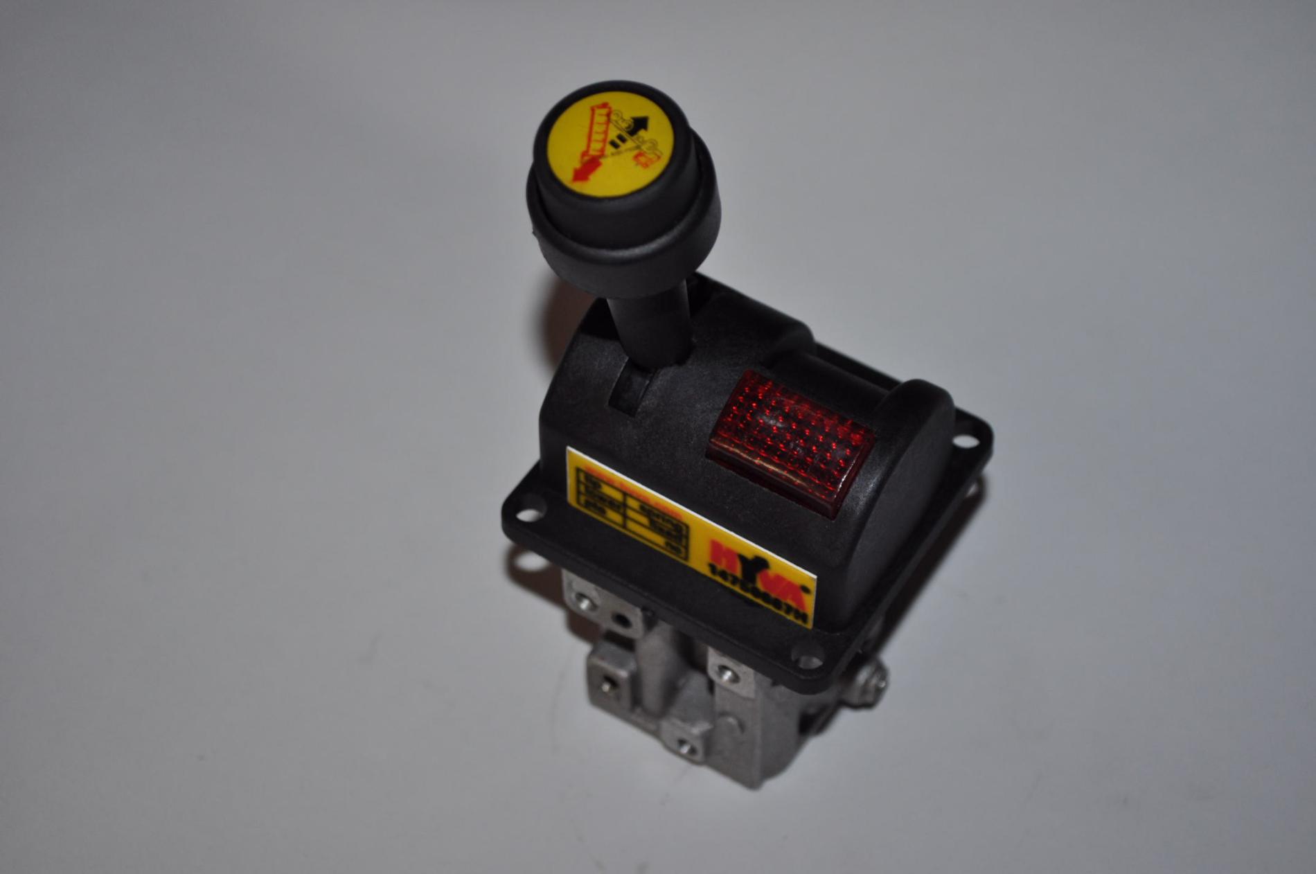 Кран подъема кузова (3 выхода) HOWO 14750667 14750667H