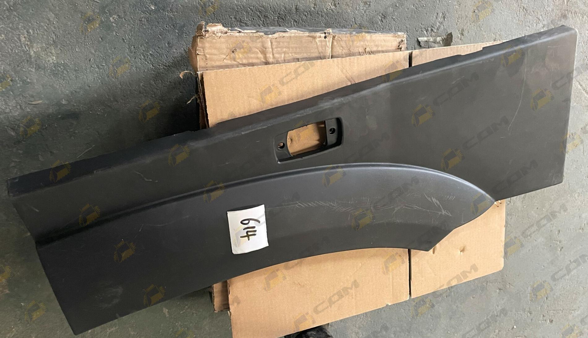 Крыло кабины левое короткое (нового образца) черное HOWO WG1642230107