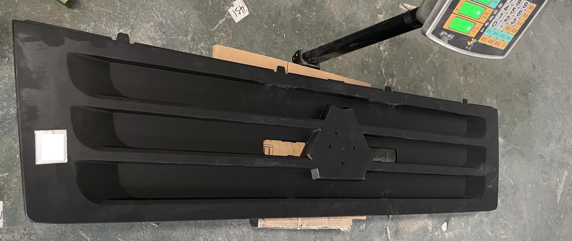 Накладка на капот радиатора (решетка) черная SITRAK 812W61150-0110